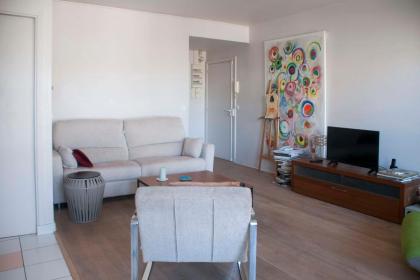 Cosy apartment with balcony in the heart of Paris - image 3