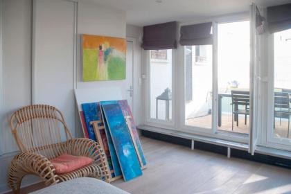 Cosy apartment with balcony in the heart of Paris - image 9