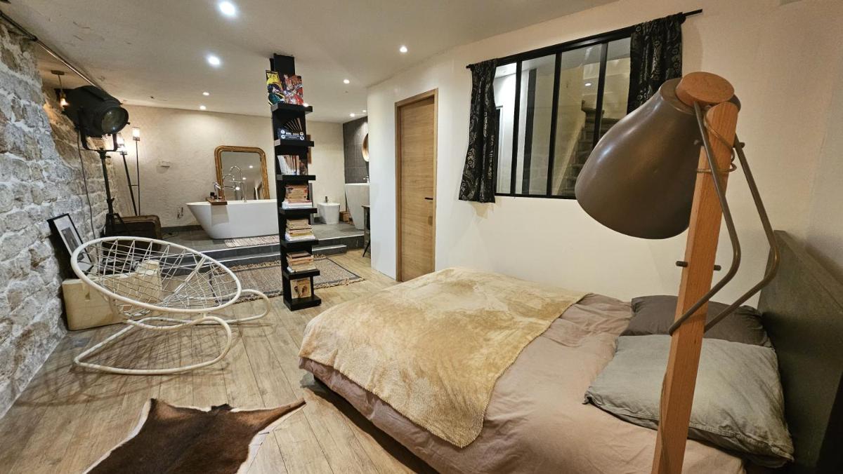 Grande chambre calme dans loft design - main image