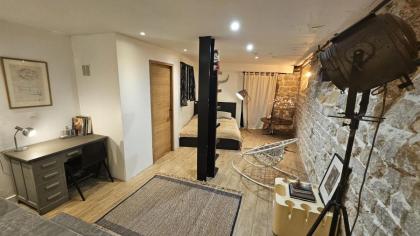 Grande chambre calme dans loft design - image 3