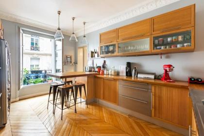 Spacious and pleasant nest 2 steps from Montmartre - image 6