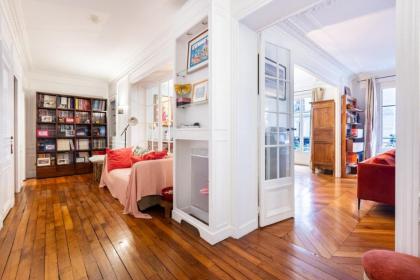 Spacious and pleasant nest 2 steps from Montmartre - image 7