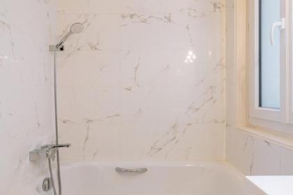 Stylishly Decorated 2BD Apartment Montmatre! - image 13