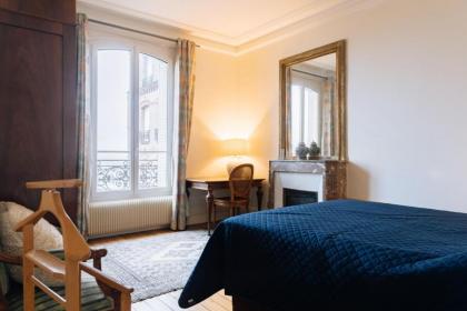 Stylishly Decorated 2BD Apartment Montmatre! - image 17