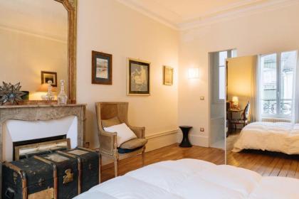 Stylishly Decorated 2BD Apartment Montmatre! - image 2