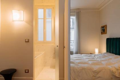 Stylishly Decorated 2BD Apartment Montmatre! - image 20