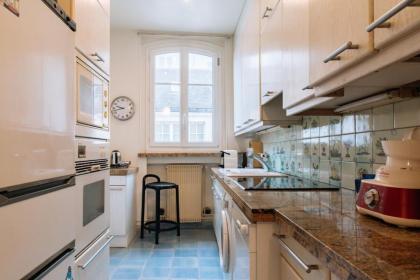 Stylishly Decorated 2BD Apartment Montmatre! - image 3