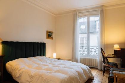 Stylishly Decorated 2BD Apartment Montmatre! - image 9