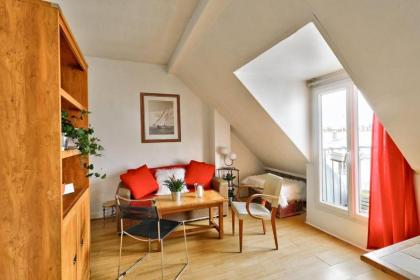 Charming 3-person apartment in the heart of the Marais - image 2